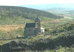 La chapelle voisine de Saint Simon, hier encore au milieu d'une splendide pinde, avant que la btise criminelle ne rduise en cendres ce lieu remarquable